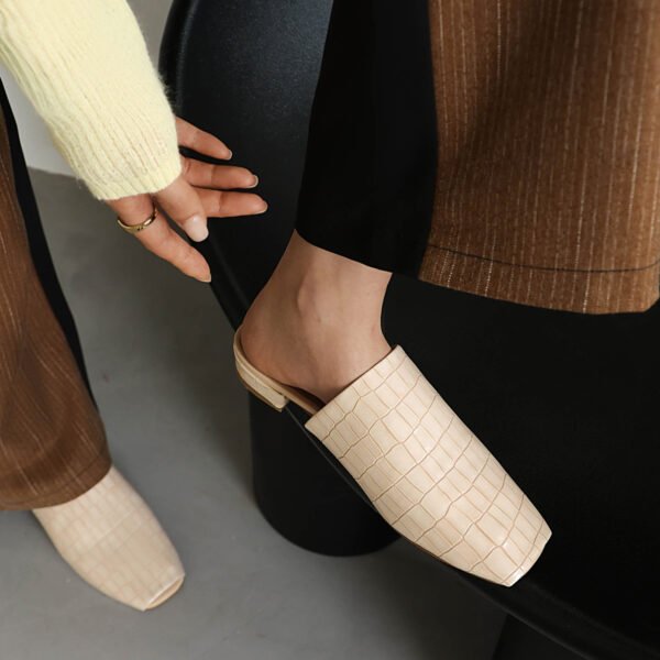 Trendy Flat Heel Universal faux Leather Home Casual Sandals Women Fashionable Pointed Slippers - 图片 10